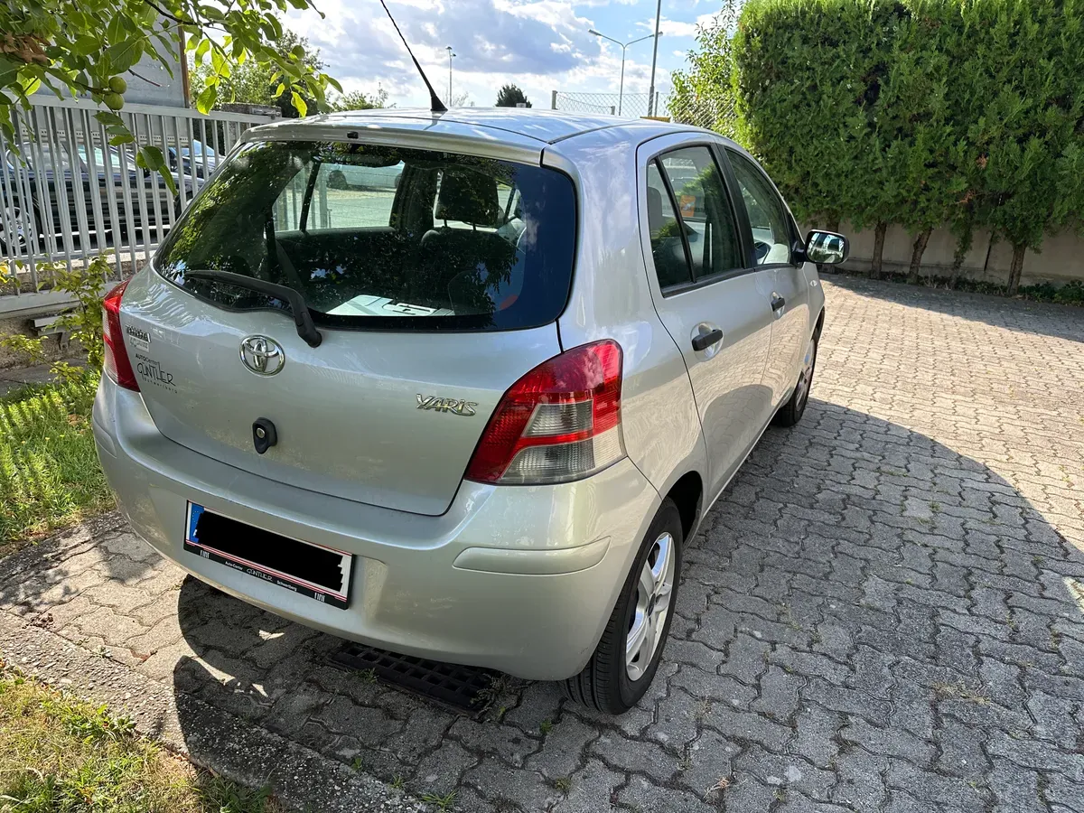 Toyota Yaris 2011 photo 2