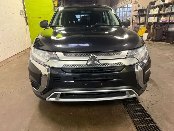 Mitsubishi Outlander 2019 photo 2