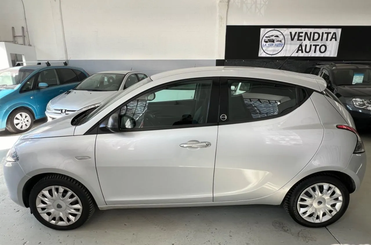 Lancia Ypsilon 2015 photo 2