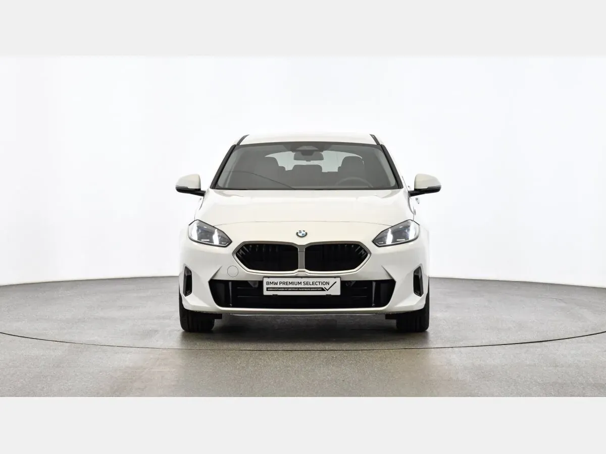 BMW 1 Series 2025 photo 2