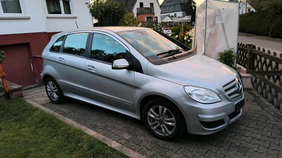 Mercedes-Benz B180