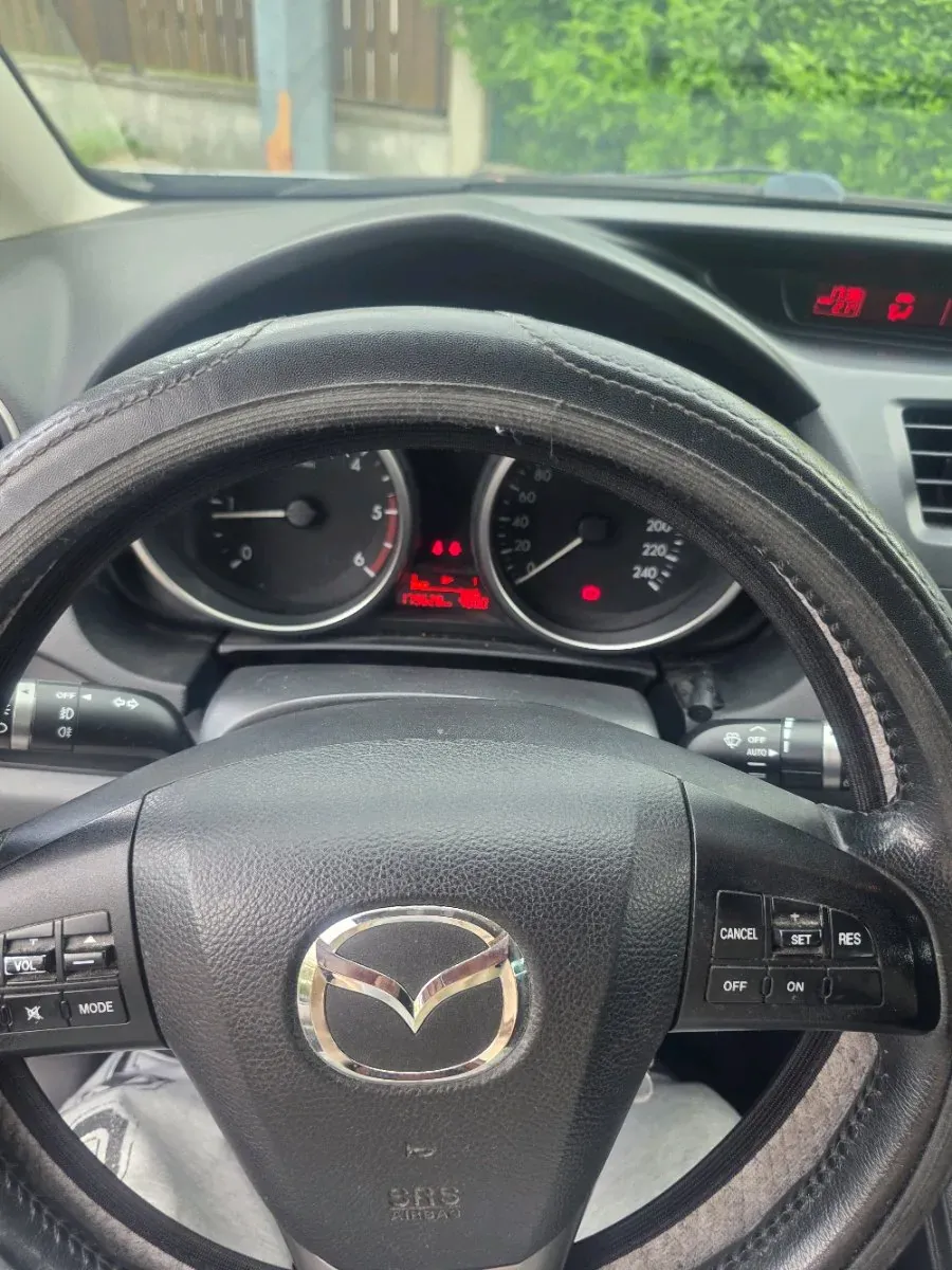 Mazda Mazda5 2011 photo 2