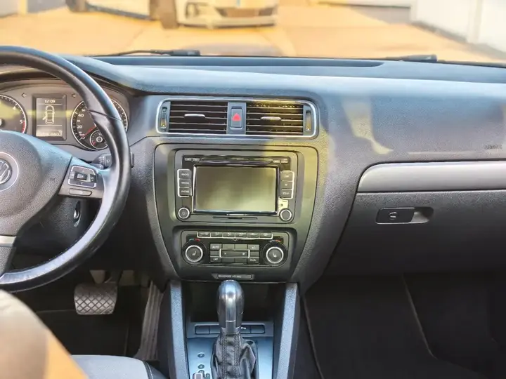Volkswagen Jetta 2012 photo 2