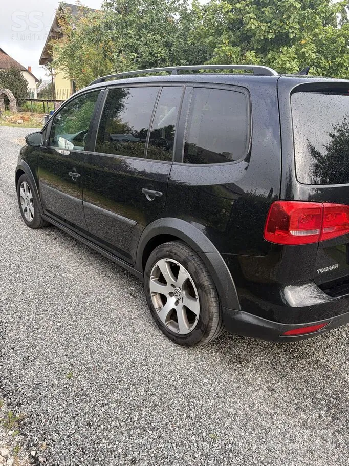 Volkswagen Touran 2011 photo 4