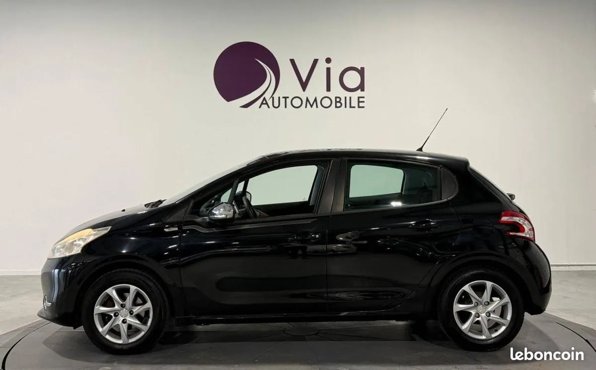 Peugeot 208 2013 photo 3