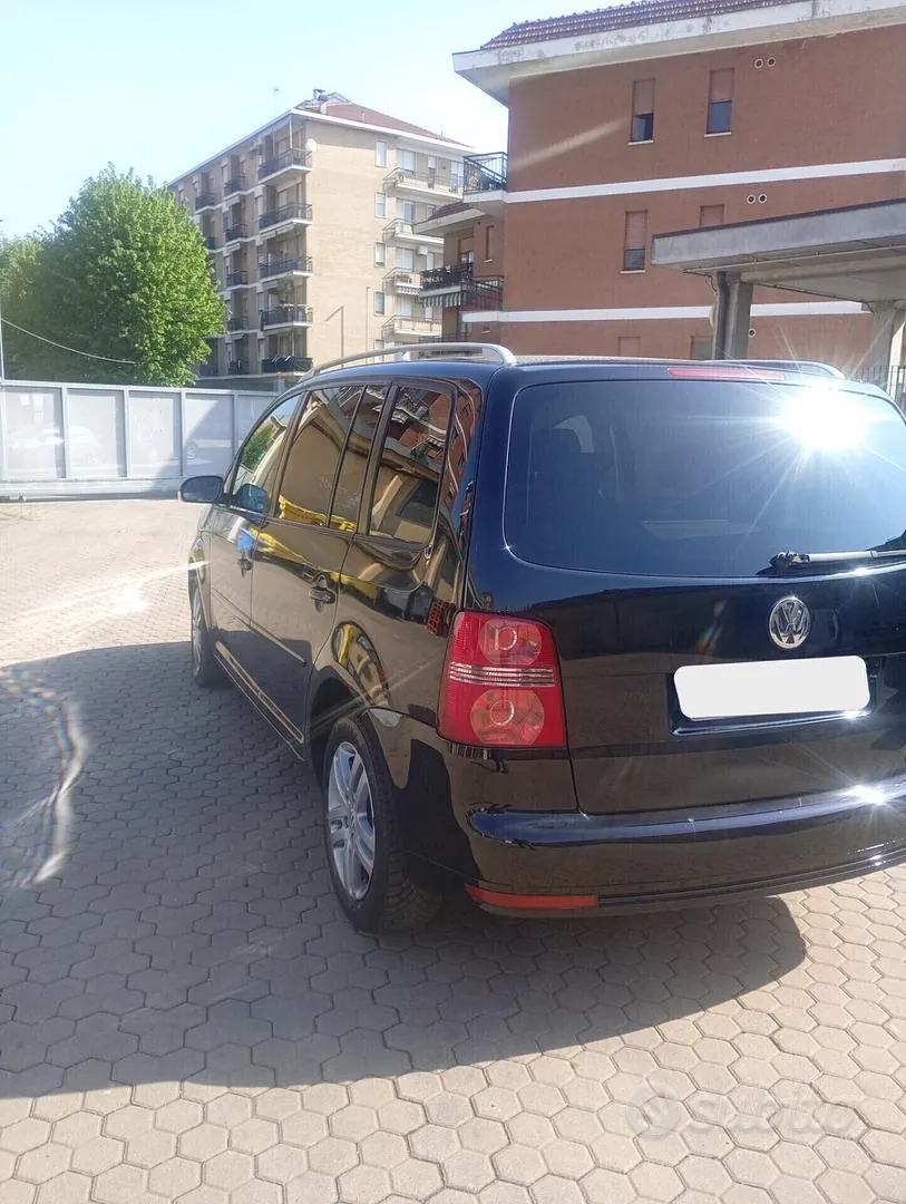 Volkswagen Touran 2008 photo 2
