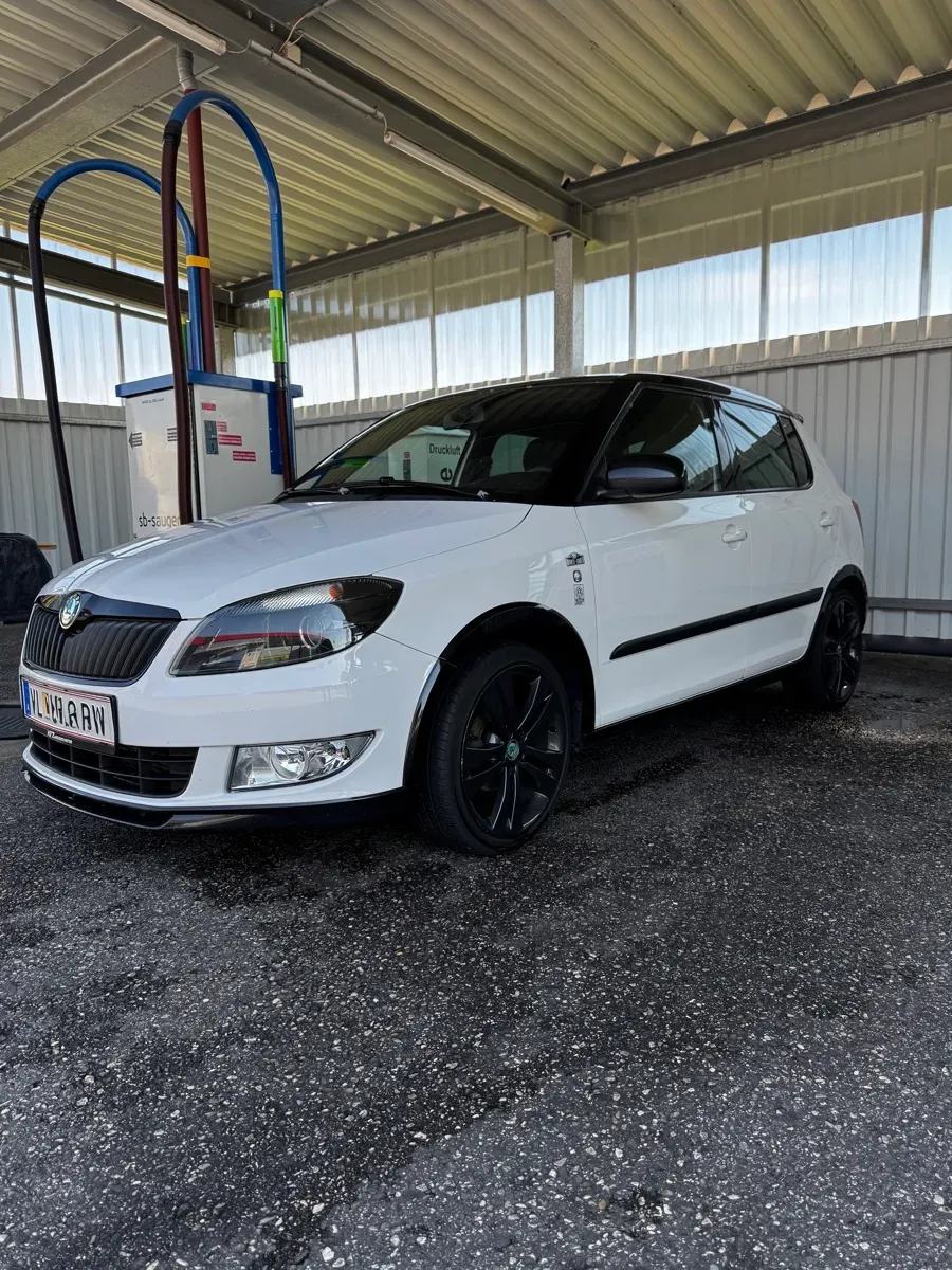 Skoda Fabia 2012 photo 3