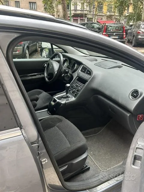 Peugeot 5008 2011 photo 3