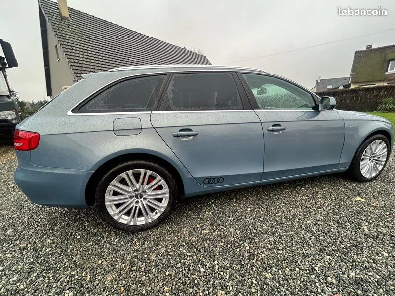 Audi A4 2010 photo 2