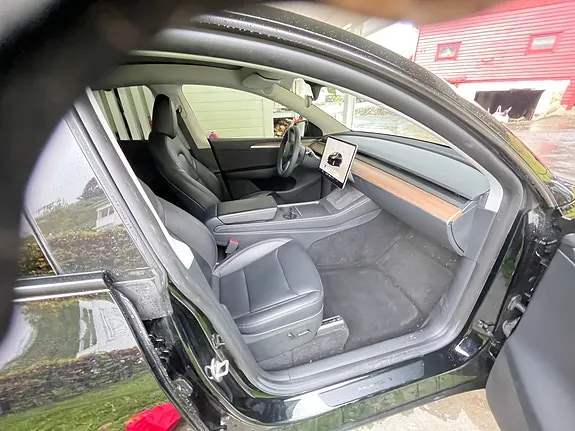 Tesla Model Y 2023 photo 2