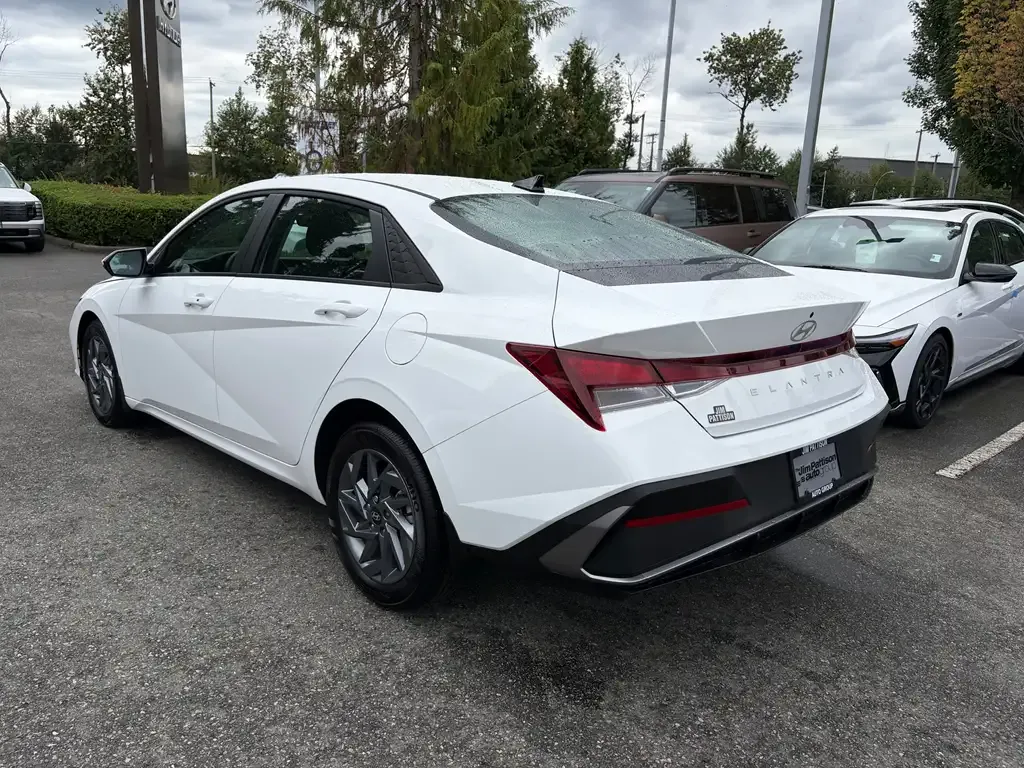 Hyundai Elantra 2025 photo 3