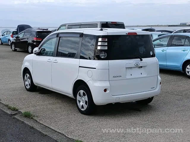 Toyota Sienta 2009 photo 3
