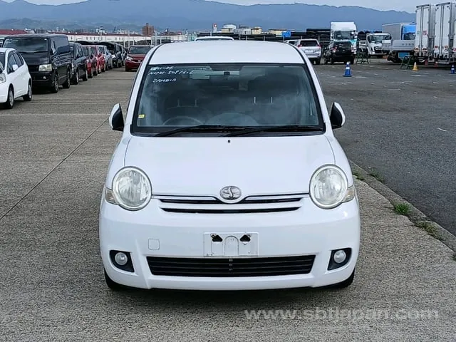 Toyota Sienta 2009 photo 5