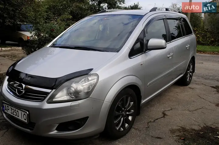 Opel Zafira 2010 photo 2