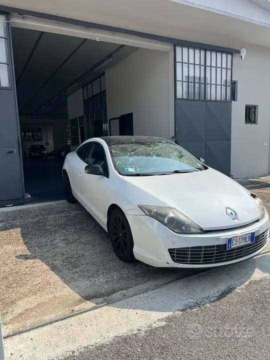 Renault Laguna 2011 photo 2