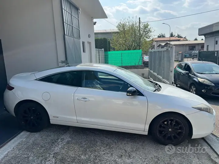 Renault Laguna 2011 photo 3