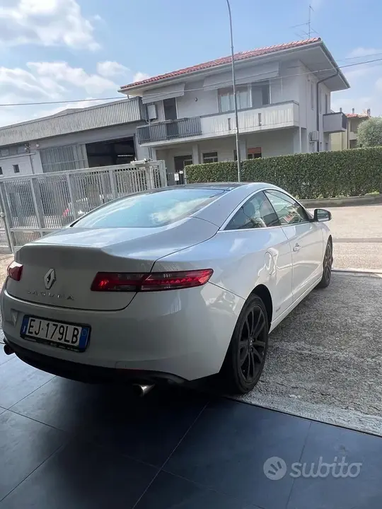 Renault Laguna 2011 photo 4