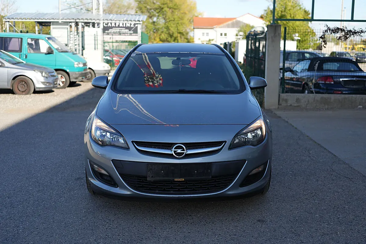 Opel Astra 2013 photo 2