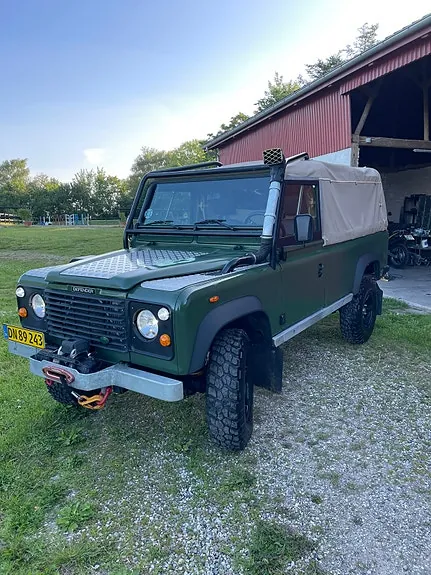 Land Rover Defender 110 1993 photo 4