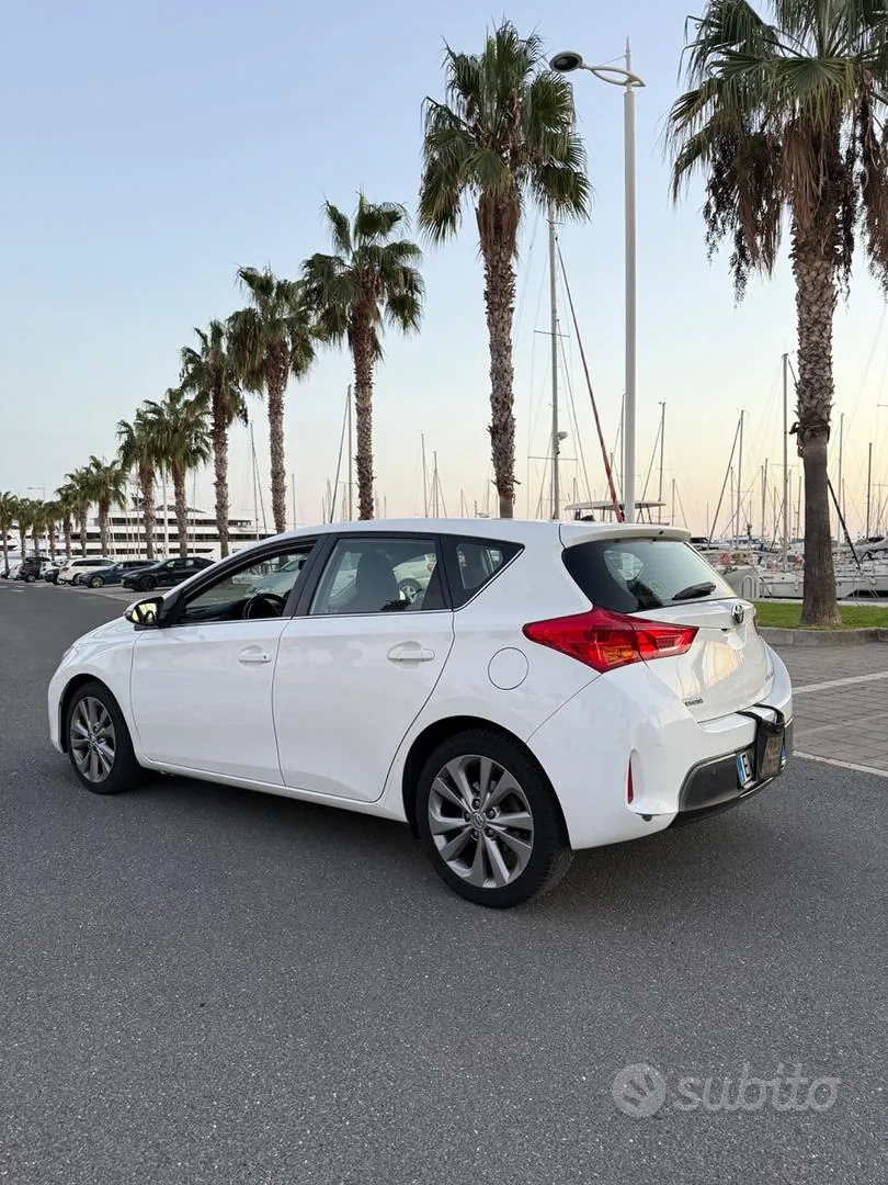 Toyota Auris 2014 photo 3