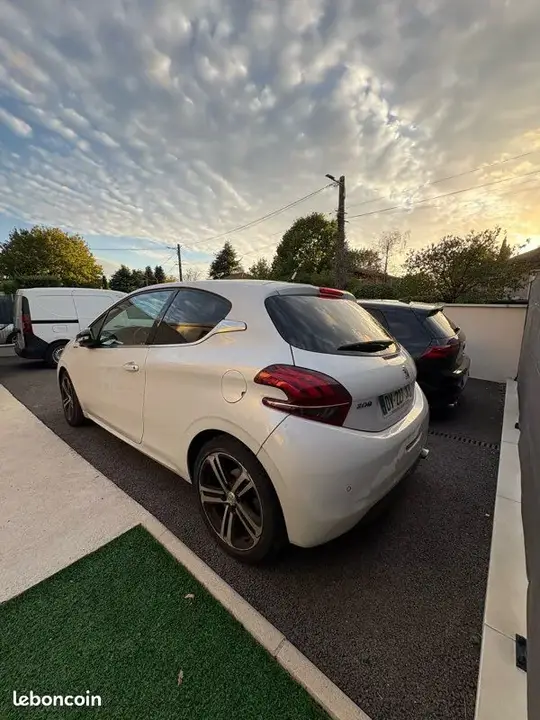 Peugeot 208 2015 photo 3