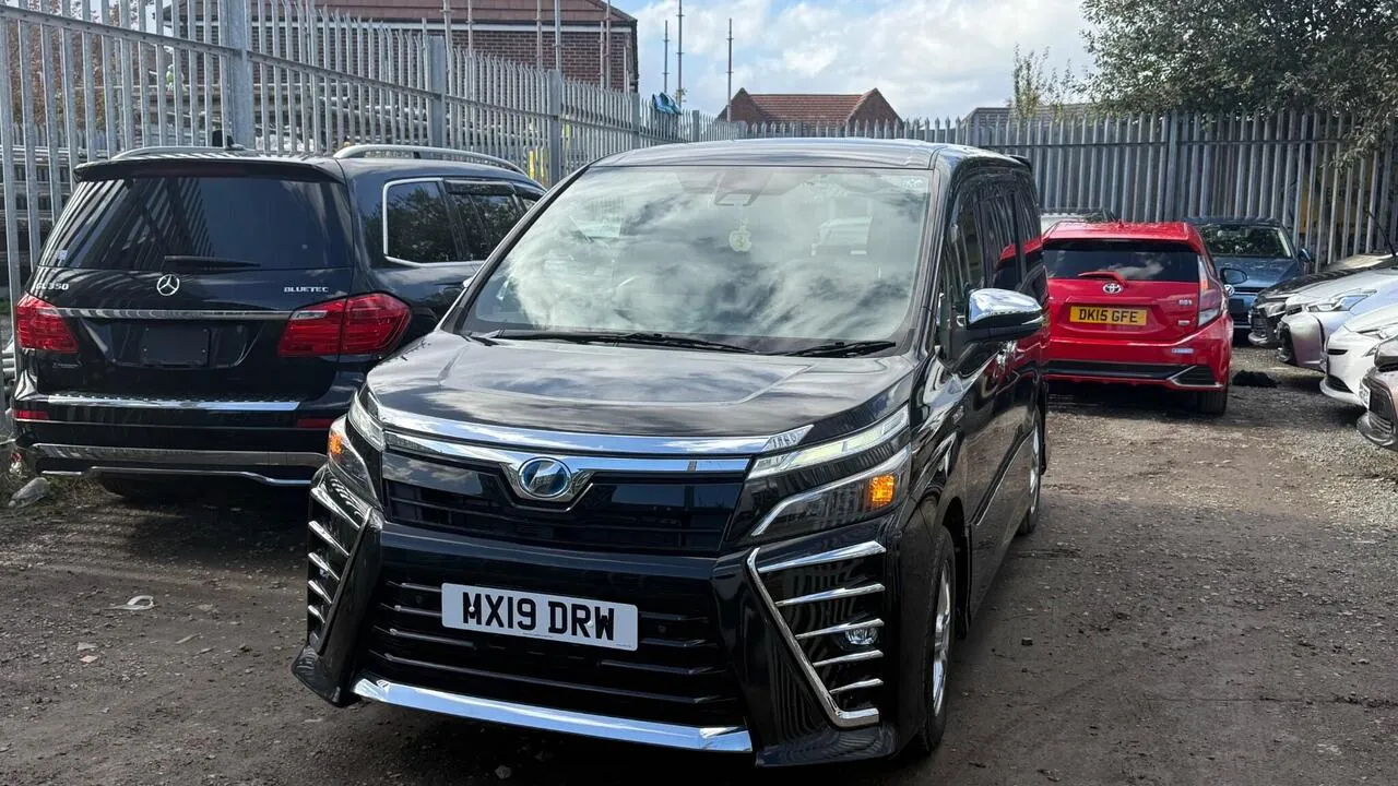 Toyota Voxy 2019 photo 2