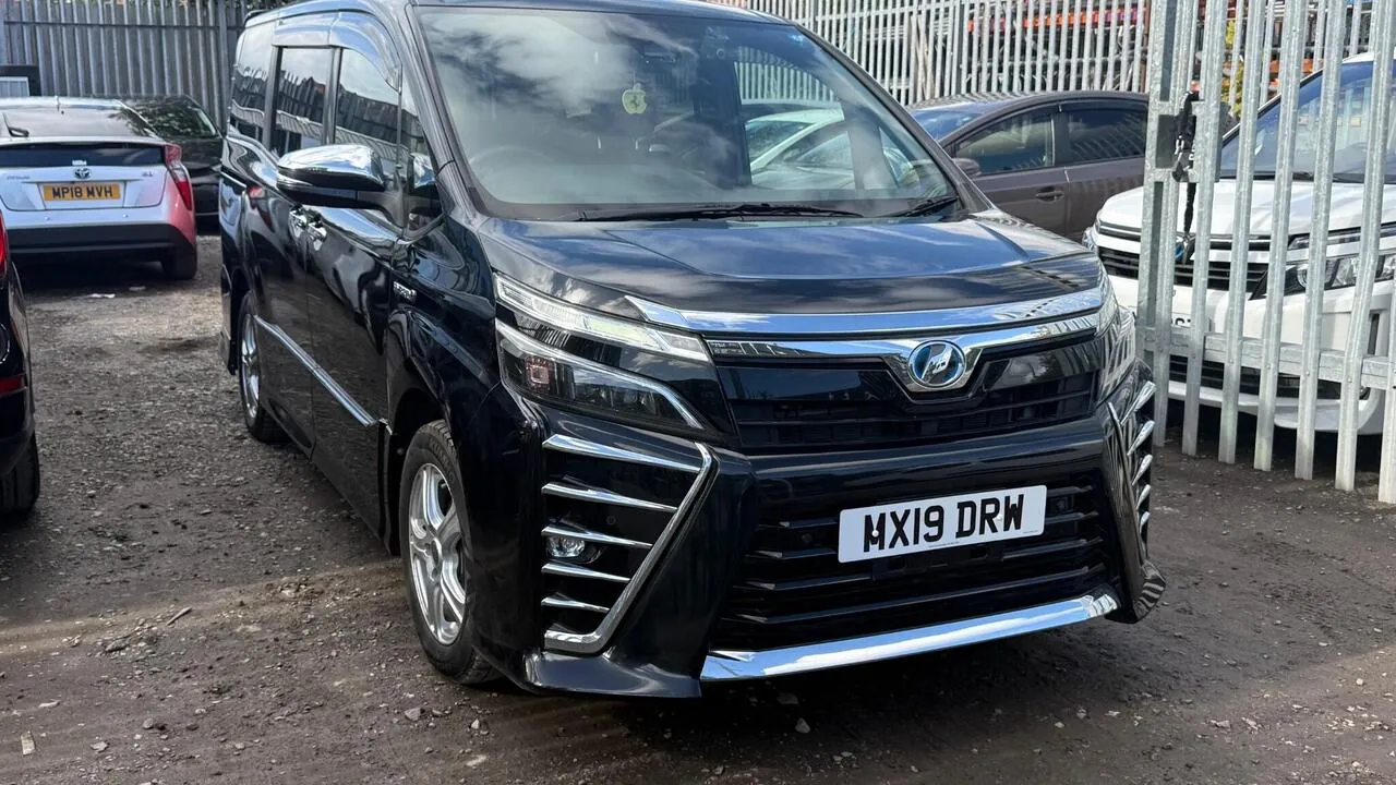 Toyota Voxy 2019 photo 3