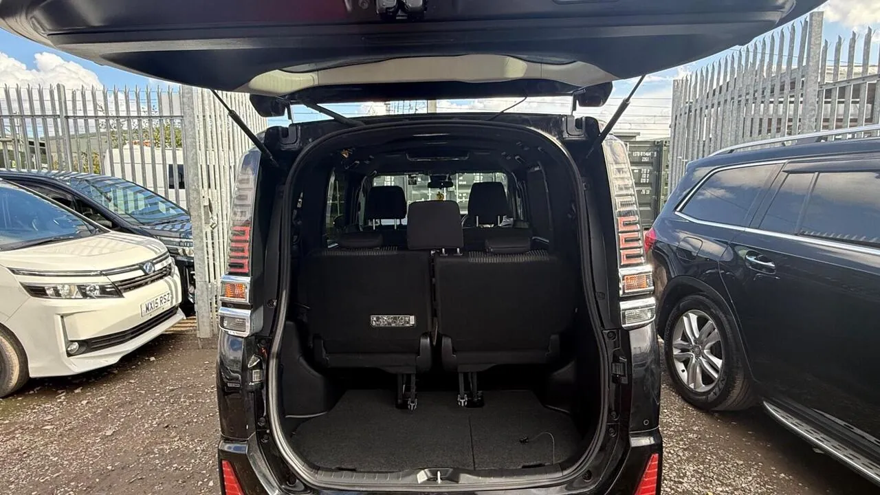 Toyota Voxy 2019 photo 4
