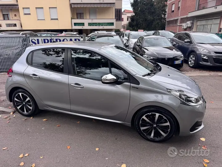 Peugeot 208 2019 photo 3