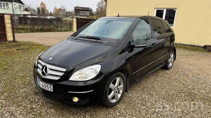 Mercedes-Benz B180