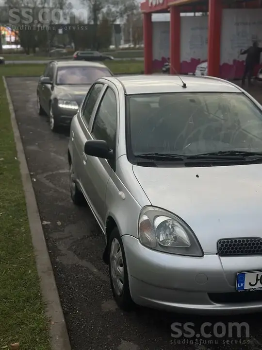 Toyota Yaris 2000 photo 2