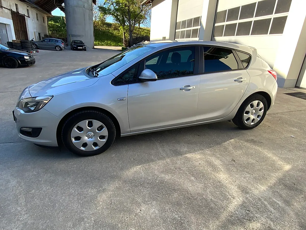Opel Astra 2015 photo 2