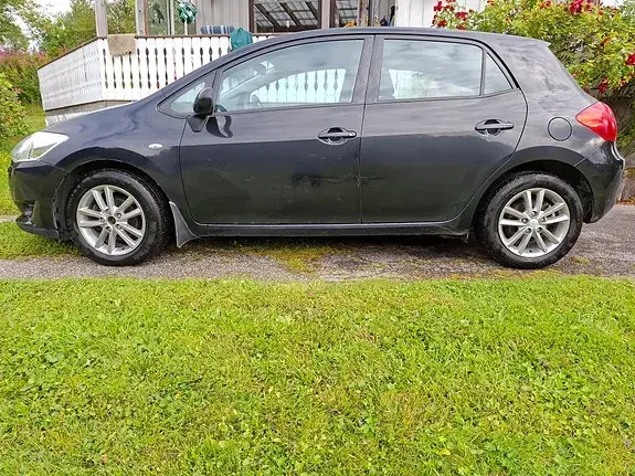 Toyota Auris 2010 photo 3