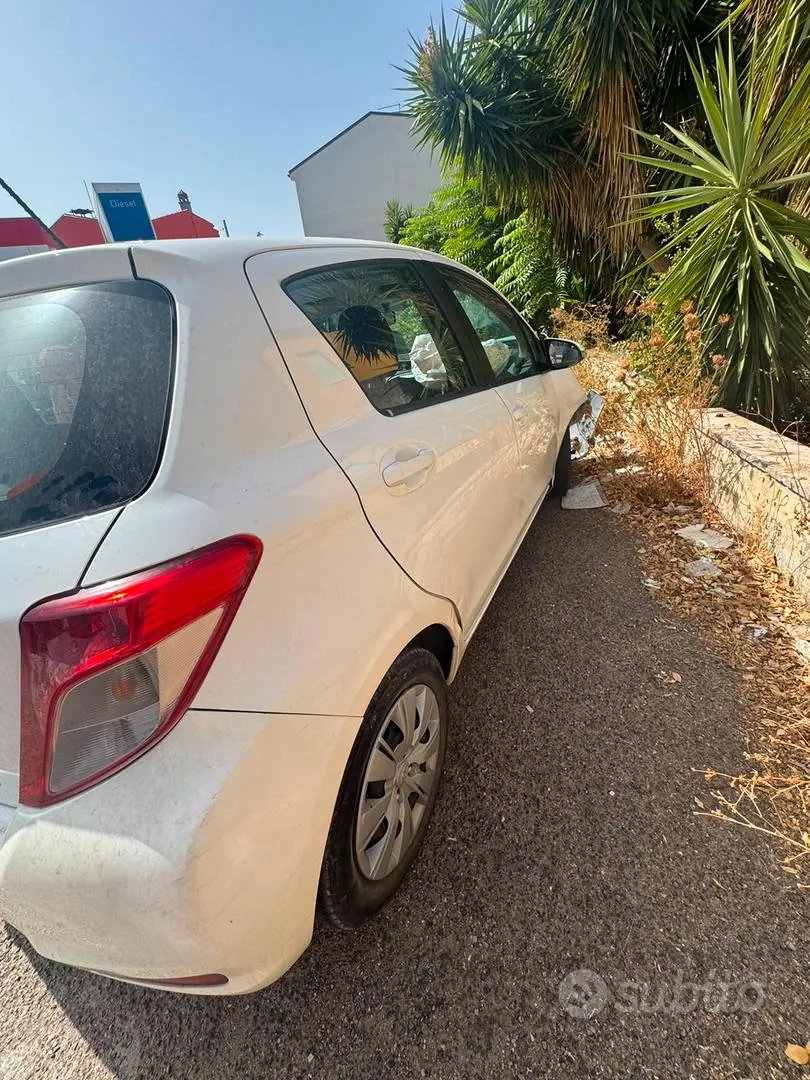 Toyota Yaris 2012 photo 3