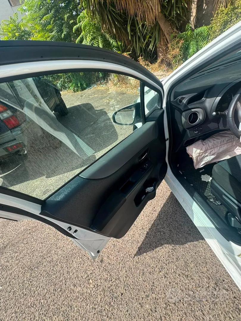 Toyota Yaris 2012 photo 4