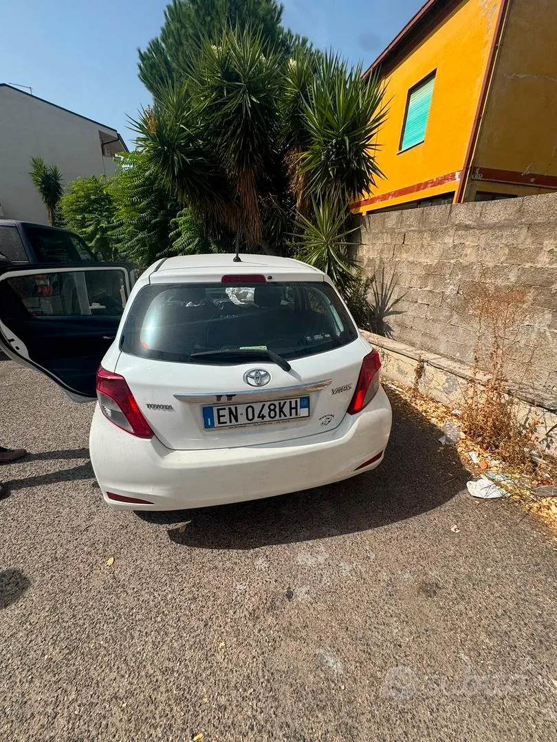 Toyota Yaris 2012 photo 2