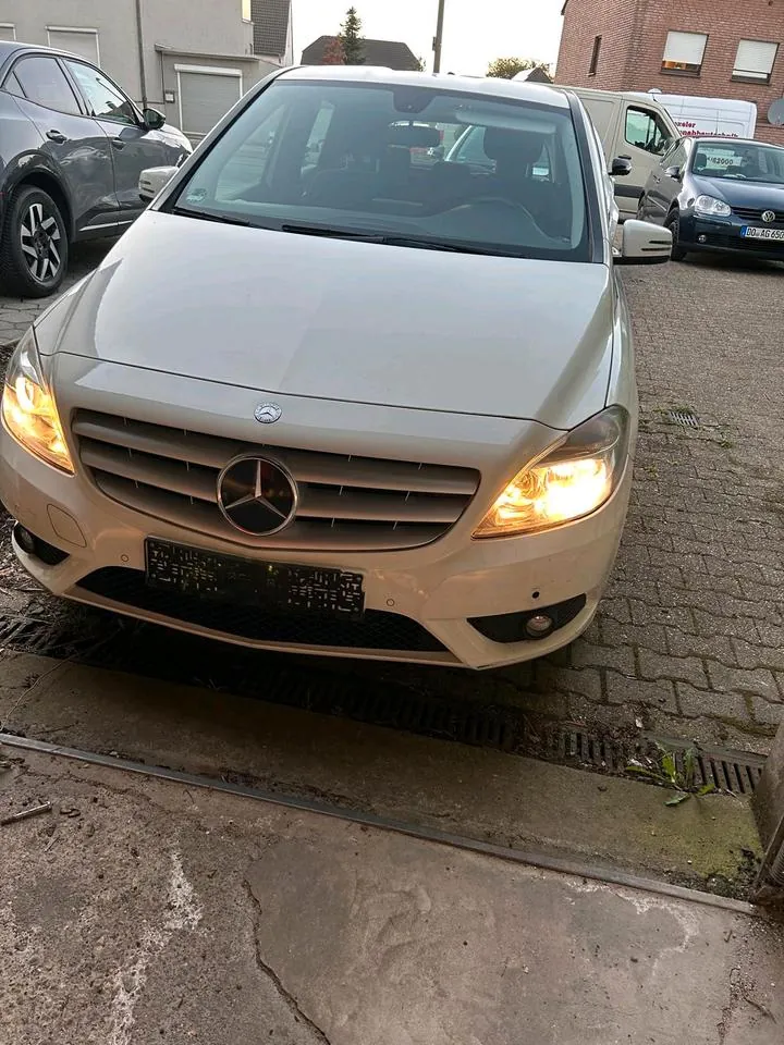 Mercedes-Benz B 180
