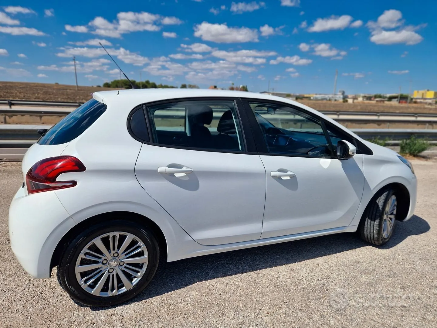 Peugeot 208 2018 photo 3
