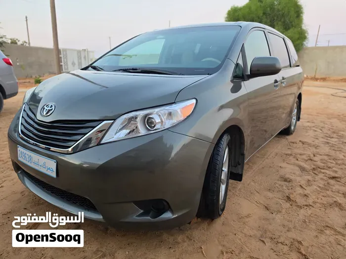Toyota Sienna 2013 photo 2