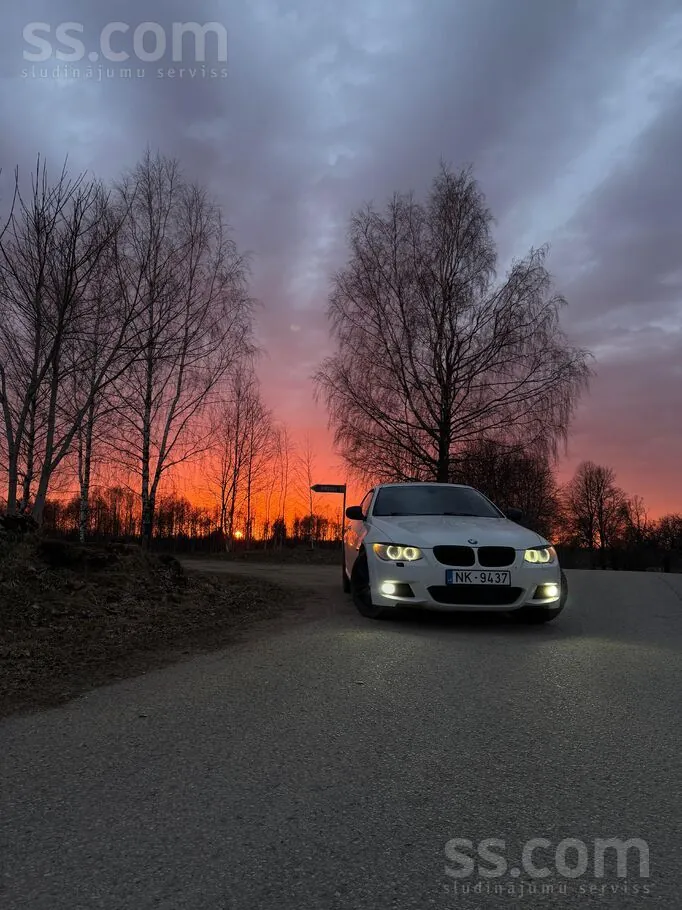 BMW 320 2010 photo 2