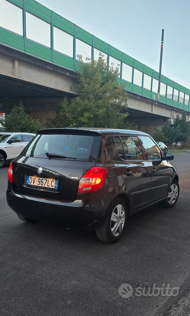 Skoda Fabia 2009 photo 2