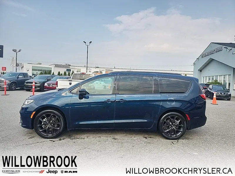 Chrysler Pacifica 2024 photo 2