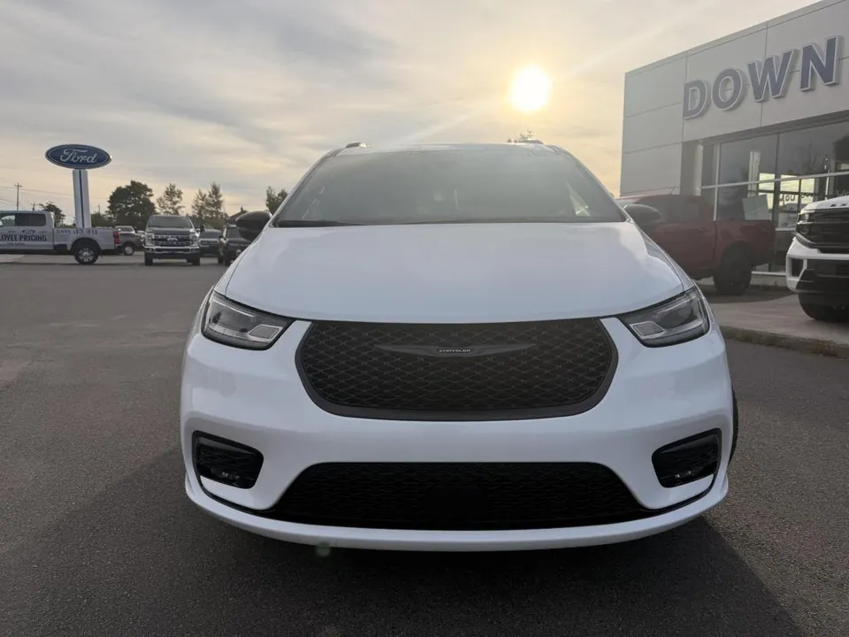Chrysler Pacifica 2025 photo 2