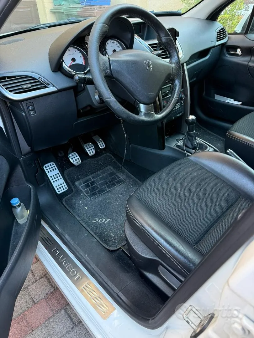 Peugeot 207 2011 photo 2
