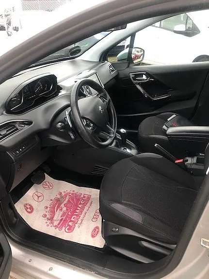 Peugeot 208 2012 photo 3