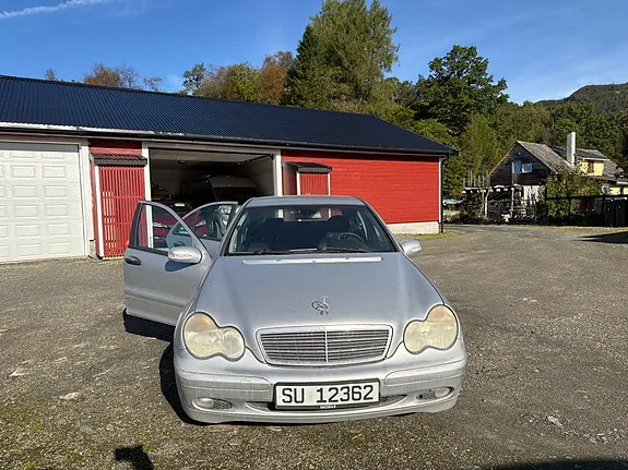 Mercedes-Benz C200 D 2004 photo 2