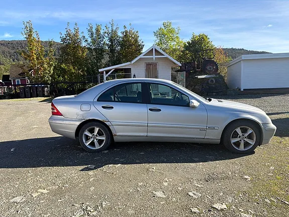 Mercedes-Benz C200 D 2004 photo 3