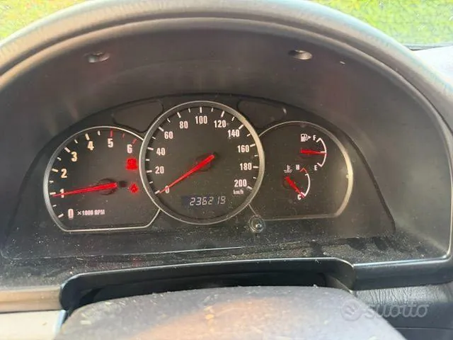 Suzuki Grand Vitara 2004 photo 2