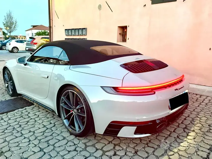 Porsche 911 2021 photo 2