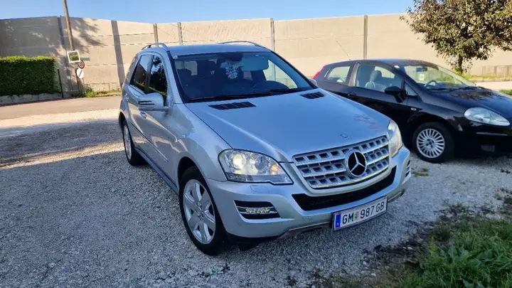 Mercedes-Benz M-Class 2011 photo 2